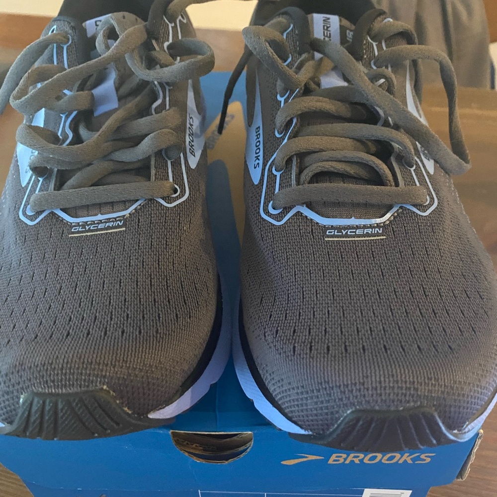 Brooks 9.5 brand new NWOT